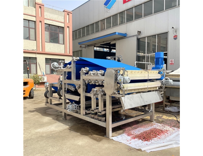 某食品廠訂購的1臺帶式果蔬榨汁機，試機檢驗合格準備發(fā)貨！