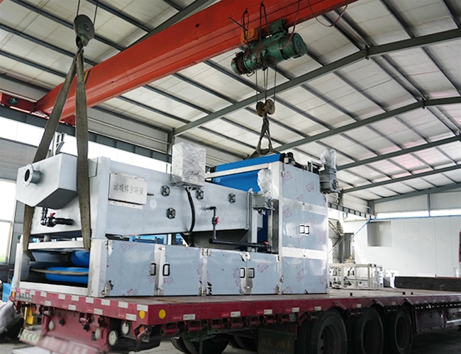 一臺(tái)帶式濃縮脫水一體機(jī)完工發(fā)貨，助力化工企業(yè)污泥處理！