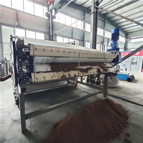 四川客戶酒糟脫水來廠試機(jī)后效果非常滿意，訂購一臺(tái)帶式壓榨機(jī)！