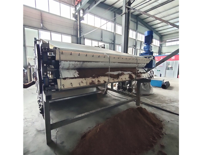 四川客戶酒糟脫水來(lái)廠試機(jī)后效果非常滿意，訂購(gòu)一臺(tái)帶式壓榨機(jī)！