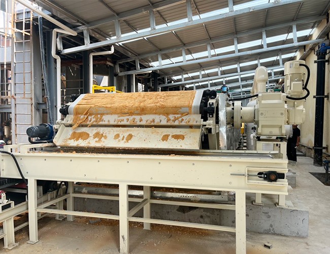 橡膠帶式真空過(guò)濾機(jī)，唐山客戶硫酸鈣脫水投入使用！