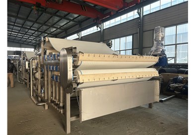 帶式果汁壓榨機廣泛應(yīng)用于各個行業(yè)的果蔬榨汁